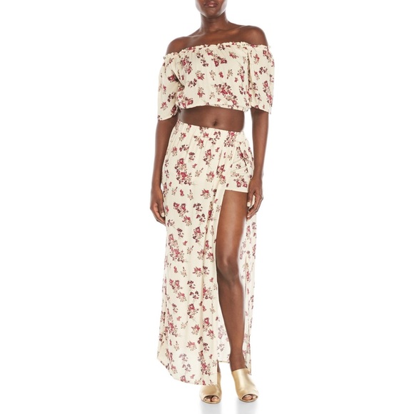 ILLA ILLA Tops - Illa Illa Floral Off The Shoulder Crop Top